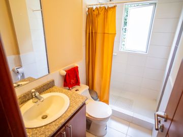 CASA EN VENTA - 3 HABITACIONES - CONOCOTO