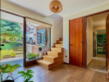 Amplia casa de 210 m2 5d 4b, Terreno 516m2 Jardines de Las Pircas Peñalolén.