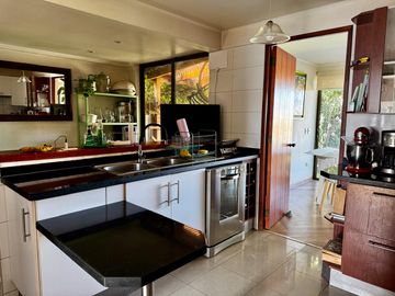 Amplia casa de 210 m2 5d 4b, Terreno 516m2 Jardines de Las Pircas Peñalolén.