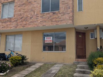 CASA DE VENTA 3 DORMITORIOS DENTRO DE CONJUNTO EN CARCELEN CERCA A TERMINAL TERRESTRE