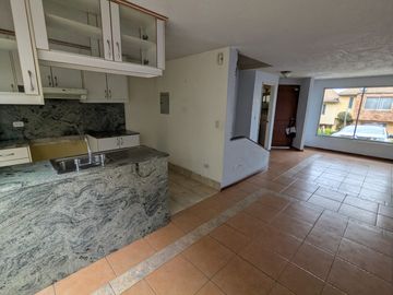 CASA DE VENTA 3 DORMITORIOS DENTRO DE CONJUNTO EN CARCELEN CERCA A TERMINAL TERRESTRE