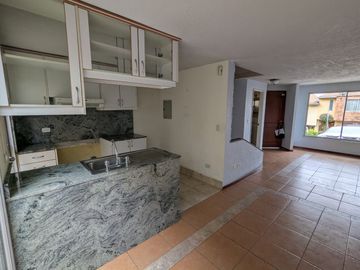 CASA DE VENTA 3 DORMITORIOS DENTRO DE CONJUNTO EN CARCELEN CERCA A TERMINAL TERRESTRE