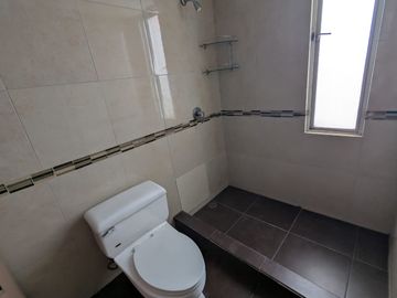 CASA DE VENTA 3 DORMITORIOS DENTRO DE CONJUNTO EN CARCELEN CERCA A TERMINAL TERRESTRE