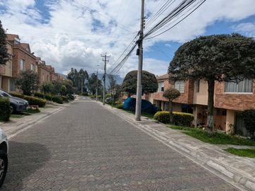 CASA DE VENTA 3 DORMITORIOS DENTRO DE CONJUNTO EN CARCELEN CERCA A TERMINAL TERRESTRE