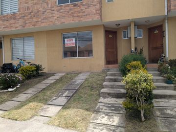CASA DE VENTA 3 DORMITORIOS DENTRO DE CONJUNTO EN CARCELEN CERCA A TERMINAL TERRESTRE