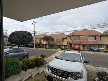 CASA DE VENTA 3 DORMITORIOS DENTRO DE CONJUNTO EN CARCELEN CERCA A TERMINAL TERRESTRE