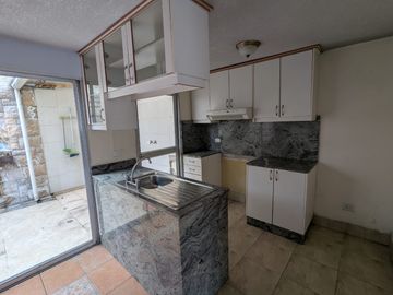 CASA DE VENTA 3 DORMITORIOS DENTRO DE CONJUNTO EN CARCELEN CERCA A TERMINAL TERRESTRE