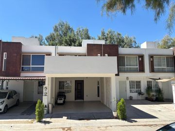 CASA EN VENTA EN CASTELLO RESIDENCIAL LEON GTO ZONA SUR UBICADA FRENTE ÁREA VERDE Y PÉRGOLA.