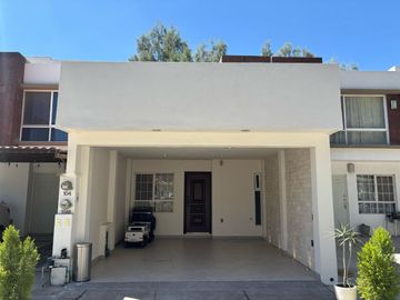 CASA EN VENTA EN CASTELLO RESIDENCIAL LEON GTO ZONA SUR UBICADA FRENTE ÁREA VERDE Y PÉRGOLA.