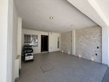 CASA EN VENTA EN CASTELLO RESIDENCIAL LEON GTO ZONA SUR UBICADA FRENTE ÁREA VERDE Y PÉRGOLA.