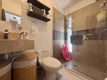 CASA EN VENTA EN CASTELLO RESIDENCIAL LEON GTO ZONA SUR UBICADA FRENTE ÁREA VERDE Y PÉRGOLA.