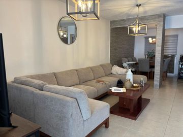 CASA EN VENTA EN CASTELLO RESIDENCIAL LEON GTO ZONA SUR UBICADA FRENTE ÁREA VERDE Y PÉRGOLA.