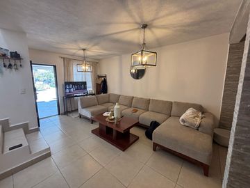 CASA EN VENTA EN CASTELLO RESIDENCIAL LEON GTO ZONA SUR UBICADA FRENTE ÁREA VERDE Y PÉRGOLA.