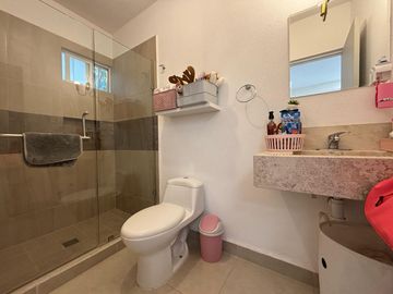 CASA EN VENTA EN CASTELLO RESIDENCIAL LEON GTO ZONA SUR UBICADA FRENTE ÁREA VERDE Y PÉRGOLA.