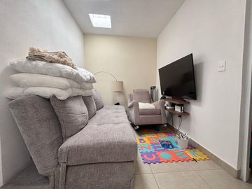 CASA EN VENTA EN CASTELLO RESIDENCIAL LEON GTO ZONA SUR UBICADA FRENTE ÁREA VERDE Y PÉRGOLA.