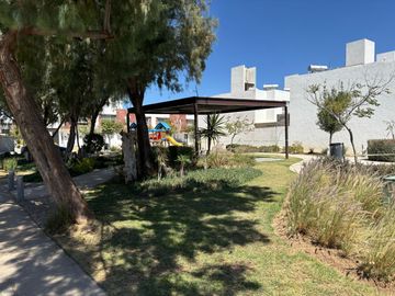 CASA EN VENTA EN CASTELLO RESIDENCIAL LEON GTO ZONA SUR UBICADA FRENTE ÁREA VERDE Y PÉRGOLA.