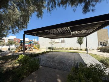 CASA EN VENTA EN CASTELLO RESIDENCIAL LEON GTO ZONA SUR UBICADA FRENTE ÁREA VERDE Y PÉRGOLA.