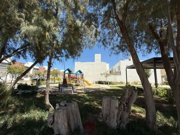 CASA EN VENTA EN CASTELLO RESIDENCIAL LEON GTO ZONA SUR UBICADA FRENTE ÁREA VERDE Y PÉRGOLA.