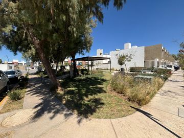 CASA EN VENTA EN CASTELLO RESIDENCIAL LEON GTO ZONA SUR UBICADA FRENTE ÁREA VERDE Y PÉRGOLA.