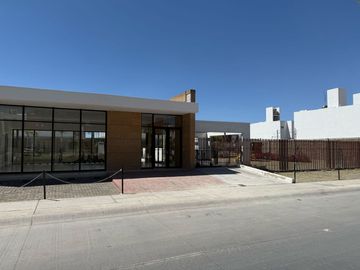 CASA EN VENTA EN CASTELLO RESIDENCIAL LEON GTO ZONA SUR UBICADA FRENTE ÁREA VERDE Y PÉRGOLA.