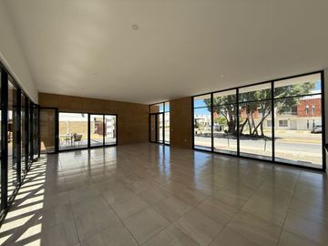 CASA EN VENTA EN CASTELLO RESIDENCIAL LEON GTO ZONA SUR UBICADA FRENTE ÁREA VERDE Y PÉRGOLA.