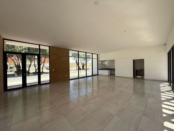 CASA EN VENTA EN CASTELLO RESIDENCIAL LEON GTO ZONA SUR UBICADA FRENTE ÁREA VERDE Y PÉRGOLA.