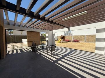 CASA EN VENTA EN CASTELLO RESIDENCIAL LEON GTO ZONA SUR UBICADA FRENTE ÁREA VERDE Y PÉRGOLA.