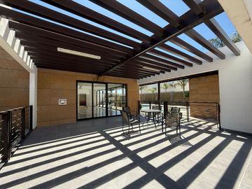 CASA EN VENTA EN CASTELLO RESIDENCIAL LEON GTO ZONA SUR UBICADA FRENTE ÁREA VERDE Y PÉRGOLA.