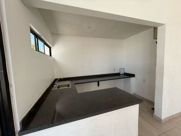 CASA EN VENTA EN CASTELLO RESIDENCIAL LEON GTO ZONA SUR UBICADA FRENTE ÁREA VERDE Y PÉRGOLA.
