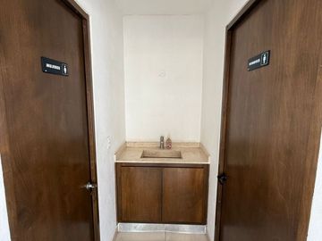 CASA EN VENTA EN CASTELLO RESIDENCIAL LEON GTO ZONA SUR UBICADA FRENTE ÁREA VERDE Y PÉRGOLA.