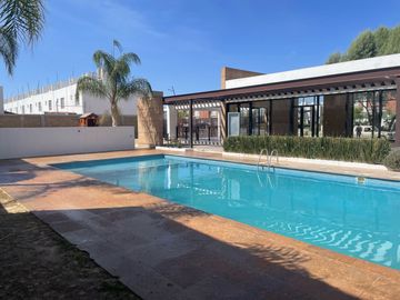 CASA EN VENTA EN CASTELLO RESIDENCIAL LEON GTO ZONA SUR UBICADA FRENTE ÁREA VERDE Y PÉRGOLA.