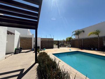 CASA EN VENTA EN CASTELLO RESIDENCIAL LEON GTO ZONA SUR UBICADA FRENTE ÁREA VERDE Y PÉRGOLA.