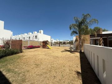 CASA EN VENTA EN CASTELLO RESIDENCIAL LEON GTO ZONA SUR UBICADA FRENTE ÁREA VERDE Y PÉRGOLA.