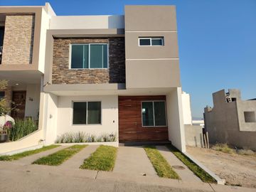 CASA EN VENTA FRACCIONAMIENTO SENDEROS DE MONTE VERDE 4 RECAMARAS Y ROOF GARDEN