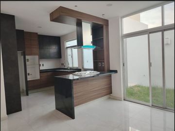 CASA EN VENTA FRACCIONAMIENTO SENDEROS DE MONTE VERDE 4 RECAMARAS Y ROOF GARDEN