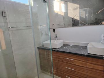 CASA EN VENTA FRACCIONAMIENTO SENDEROS DE MONTE VERDE 4 RECAMARAS Y ROOF GARDEN