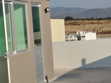 CASA EN VENTA FRACCIONAMIENTO SENDEROS DE MONTE VERDE 4 RECAMARAS Y ROOF GARDEN