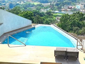SE VENDE ESTUPENDA CASA EN PACHACAMAC *AMPLIO JARDÍN *TERRAZA *PISCINA *1.200 M2 *PRECIO DE OCASIÓN
