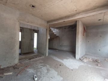 VENDO CASA EN OBRA GRIS EN ZONA PONIENTE