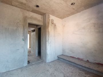 VENDO CASA EN OBRA GRIS EN ZONA PONIENTE
