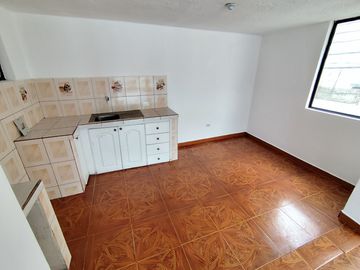 🏠 VENDO CASA COMERCIAL 3 PISOS - DOS LOCALES - UN DEPARTAMENTO. (Mercado Carapungo)