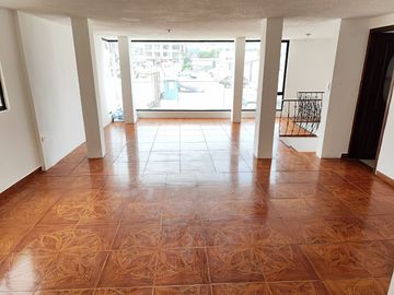 🏠 VENDO CASA COMERCIAL 3 PISOS - DOS LOCALES - UN DEPARTAMENTO. (Mercado Carapungo)