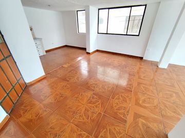 🏠 VENDO CASA COMERCIAL 3 PISOS - DOS LOCALES - UN DEPARTAMENTO. (Mercado Carapungo)