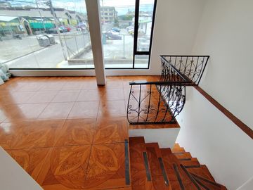 🏠 VENDO CASA COMERCIAL 3 PISOS - DOS LOCALES - UN DEPARTAMENTO. (Mercado Carapungo)