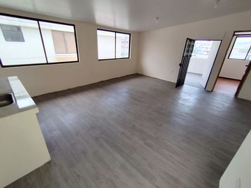 🏠 VENDO CASA COMERCIAL 3 PISOS - DOS LOCALES - UN DEPARTAMENTO. (Mercado Carapungo)