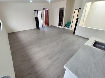 🏠 VENDO CASA COMERCIAL 3 PISOS - DOS LOCALES - UN DEPARTAMENTO. (Mercado Carapungo)
