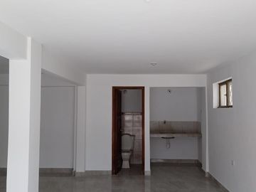🏠 VENDO CASA COMERCIAL 3 PISOS - DOS LOCALES - UN DEPARTAMENTO. (Mercado Carapungo)