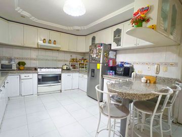 Venta de casa en Cuenca – 330m², 4 habitaciones, cerca de comercios y tranvía