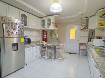 Venta de casa en Cuenca – 330m², 4 habitaciones, cerca de comercios y tranvía