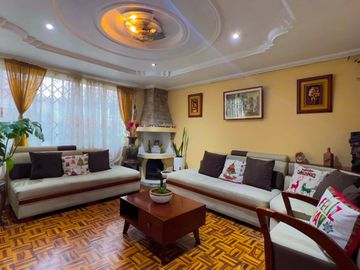 Venta de casa en Cuenca – 330m², 4 habitaciones, cerca de comercios y tranvía